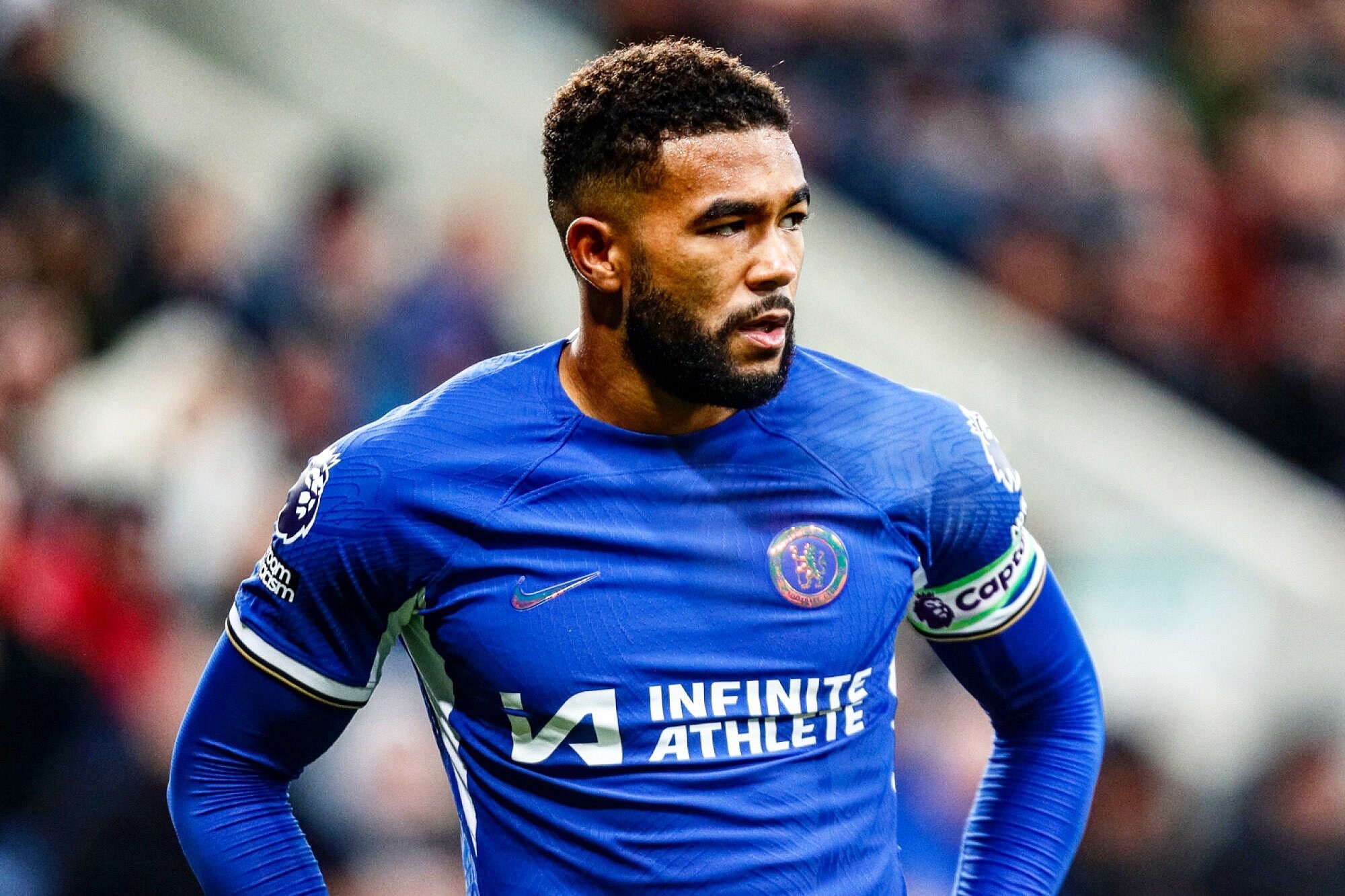 某球星回应质疑：用表现说话（某球星直面质疑：以实力作答）