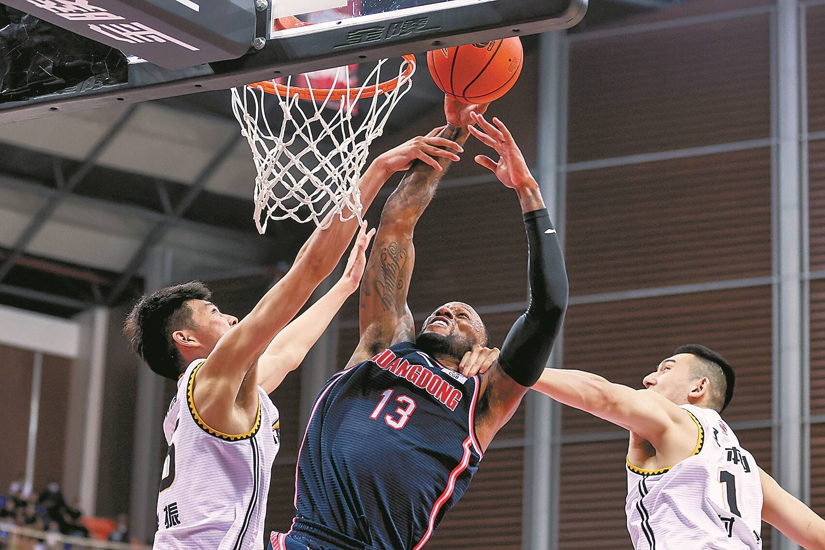 前锋连续助攻，团队配合默契（锋线连送妙传，团队默契十足）