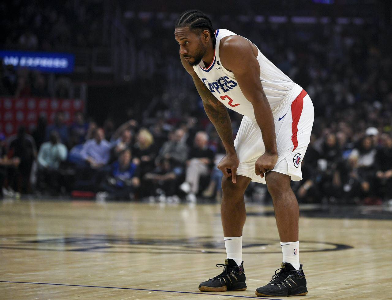 巴萨梅西进球助球队领先塞维利亚（梅西建功助巴萨领先塞维利亚）