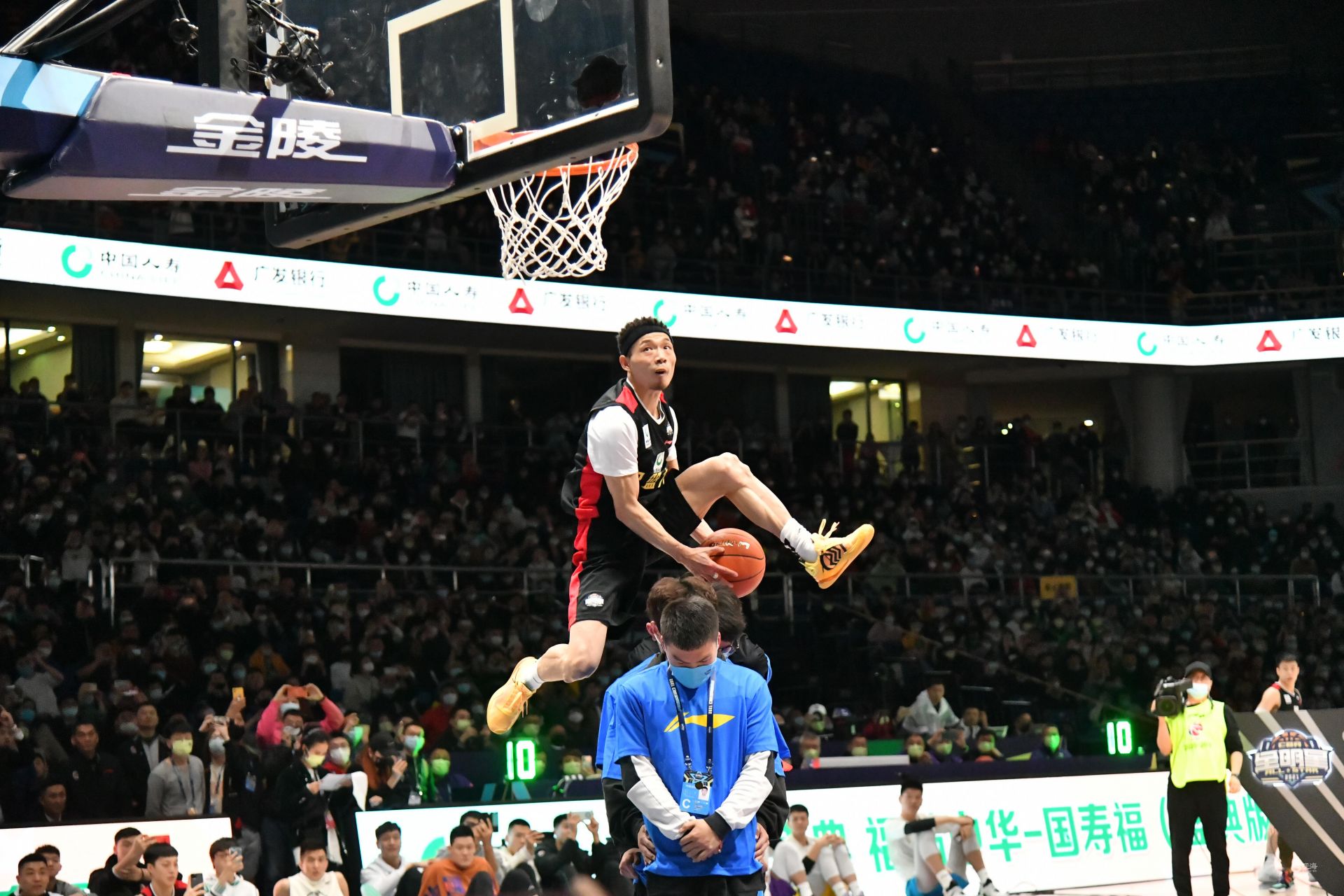 奥尔莫：我们丢球后很快便重整旗鼓，很高兴能帮助球队获胜（奥尔莫：失球后我们迅速反弹，很开心能帮助球队赢球）