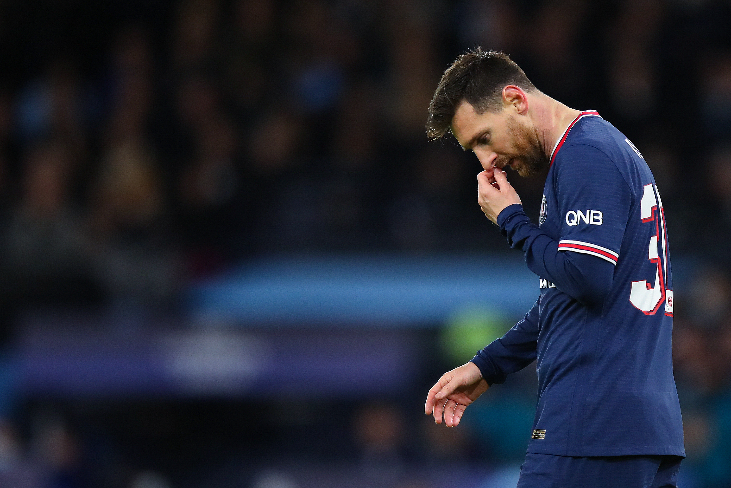 足球比赛中如何保持体能？（怎样在足球比赛中维持体能？）