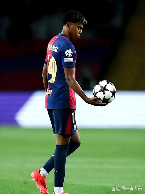 欧冠赛前穆里尼奥与两名昔日弟子重逢，并亲吻了斯内德的光头（欧冠前夜，穆里尼奥与两位旧将重逢，亲吻斯内德光头成看点）