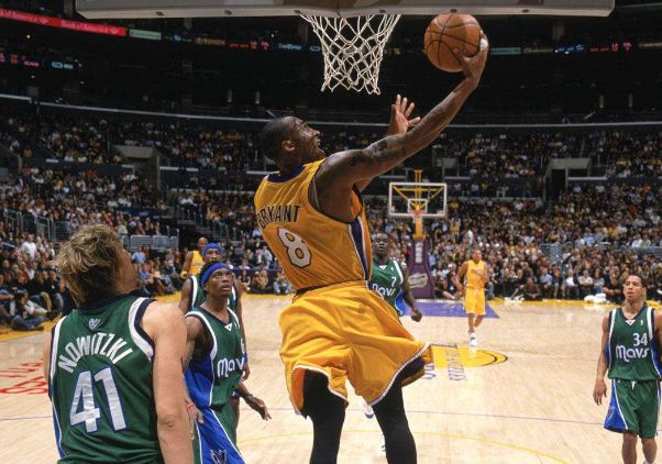 得分机器！史密斯半场11中7&三分7中4砍下19分7板3助（手感火热！史密斯半场11投7中、三分7投4中，轰下19分7篮板3助攻）