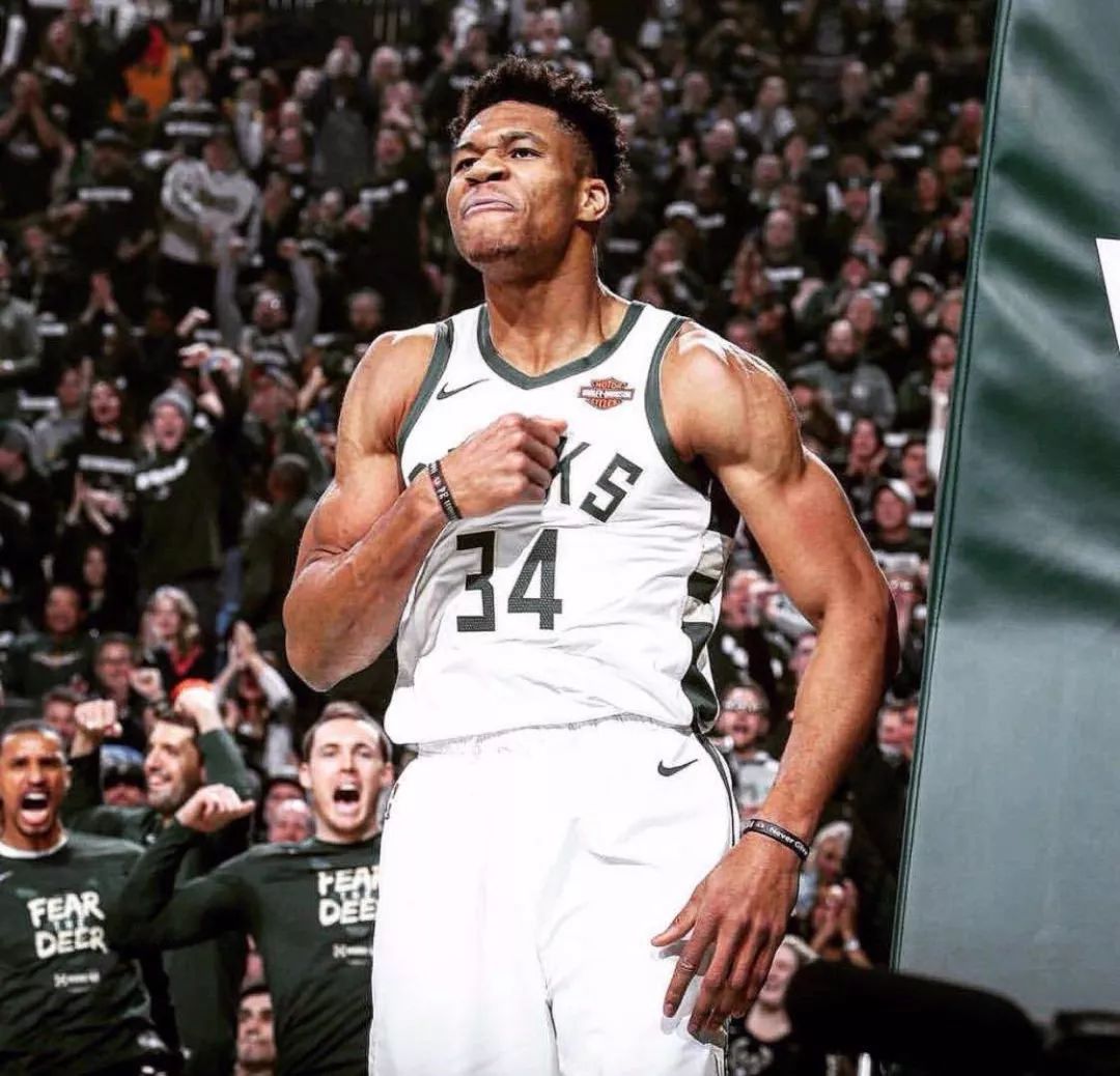 意甲保级大战：帕尔马客场击败比萨，恩佐拉红牌离场（意甲保级关键战：帕尔马客场力克比萨，恩佐拉染红被逐）