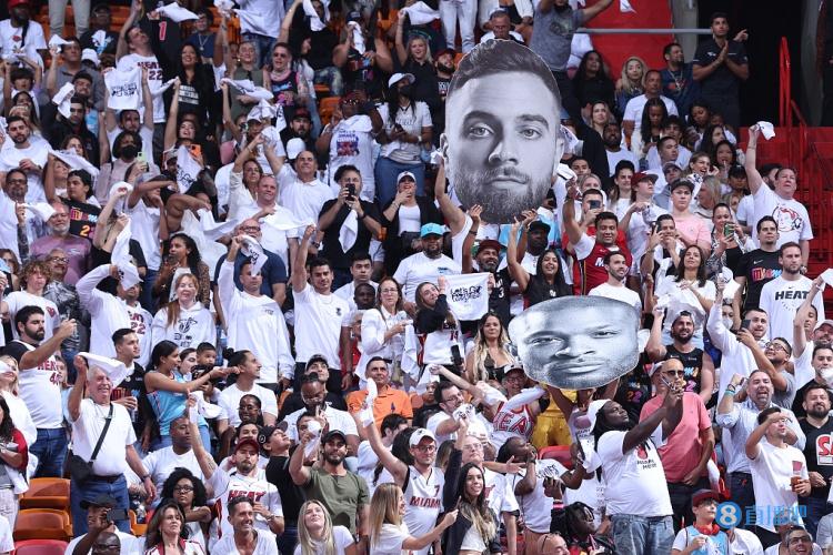 这队的进攻流畅得不像话（这支球队的进攻如行云流水）