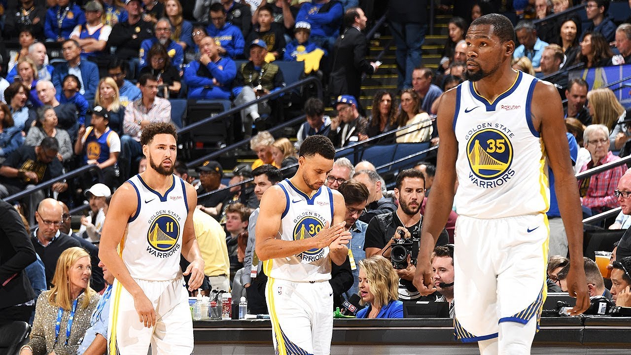 现场观赛，弗洛伦蒂诺和齐达内出席在伯纳乌举行的NFL海外赛（弗洛伦蒂诺与齐达内现身伯纳乌 观战NFL海外赛）