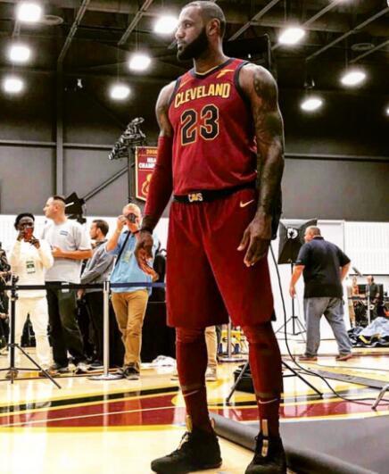 随着保罗在本赛季结束后退役，梦八仅剩下詹姆斯一人还未退役（保罗赛季后退役，梦八仅詹姆斯仍在征战）