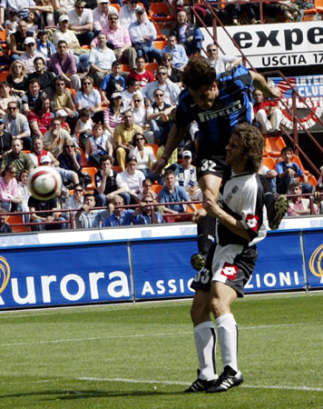 世体：引进小蜘蛛非常困难，巴萨高层越来越关注凯恩（世体：引进小蜘蛛阻力重重，巴萨高层愈发青睐凯恩）