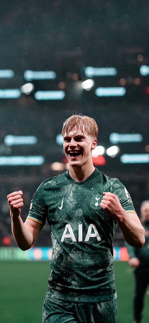 解析国米中场名将，球迷怒斥到莱万为他点赞，双刃剑用好能成惊喜（国米中场名将深度解读：从遭球迷怒喷到获莱万点赞，善用这把双刃剑或带来惊喜）