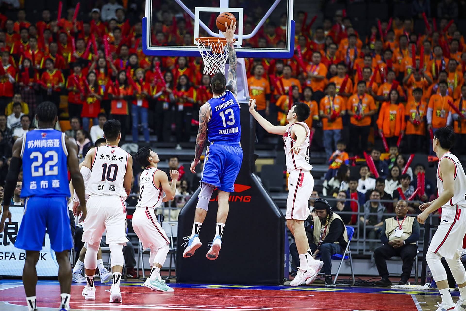 广东男篮防守稳固力克辽宁（广东男篮凭强悍防守击败辽宁）