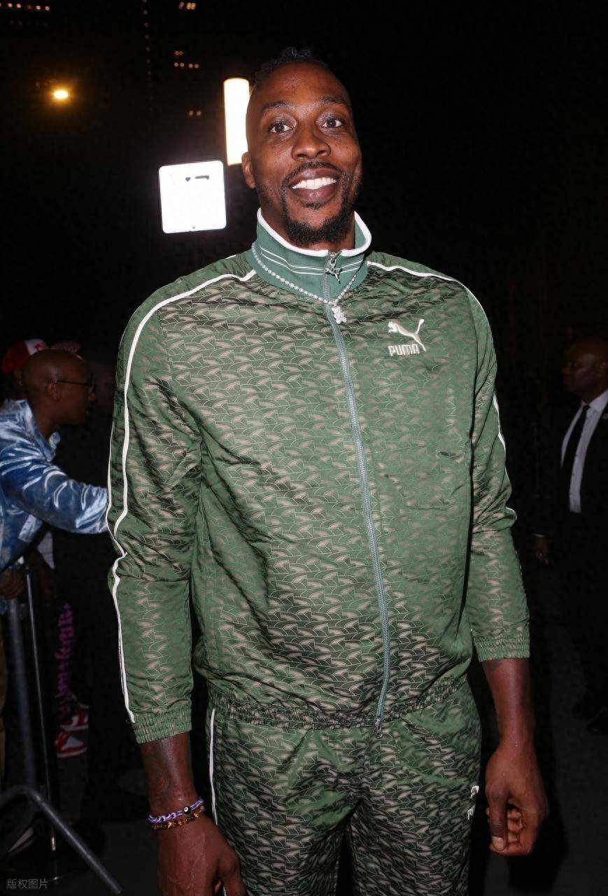 世体：法兰克福球迷在诺坎普制造骚乱，巴萨要求经济赔偿（世体：法兰克福球迷在诺坎普引发骚动，巴萨提出经济索赔）